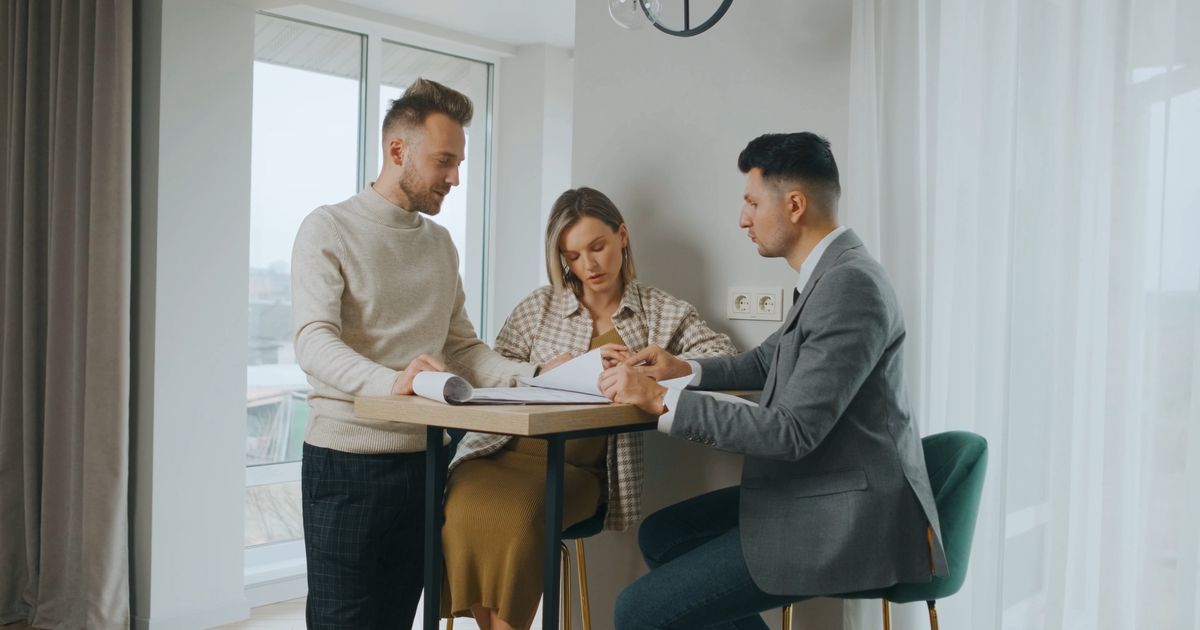 The Listing Presentation: Winning the Room Before You Talk Price course cover